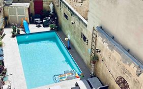 Free Breakfast, Pool, Spacious Aircon Hideaway